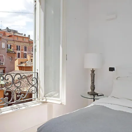 Pantheon With Secret Terrace Apartment